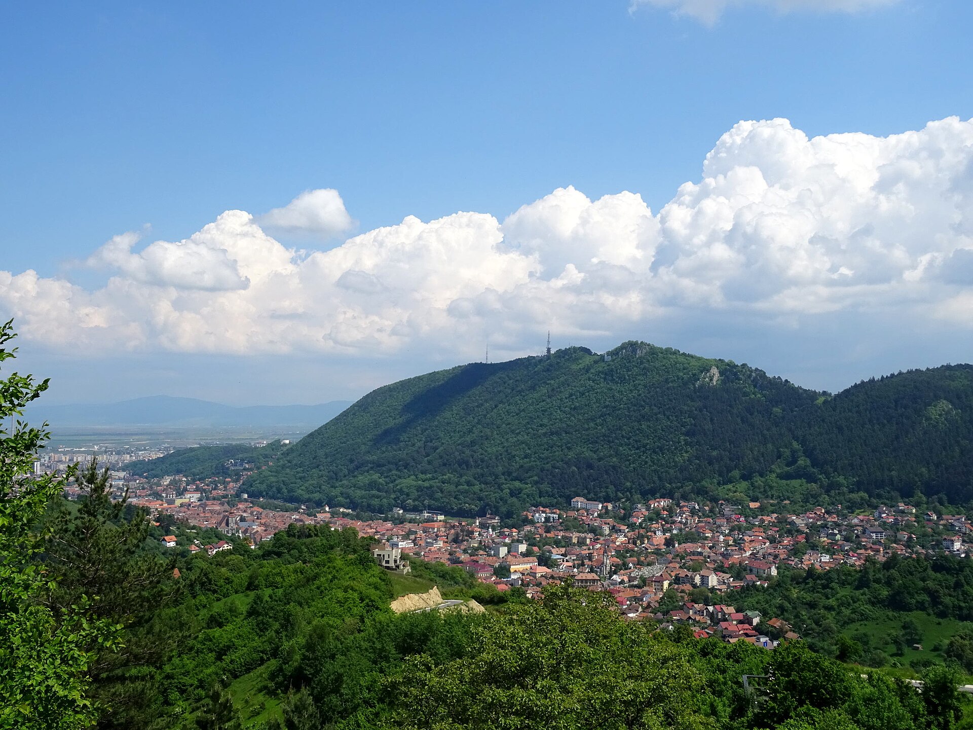 Стариот град на Брашов и планината Тампа во Романија
