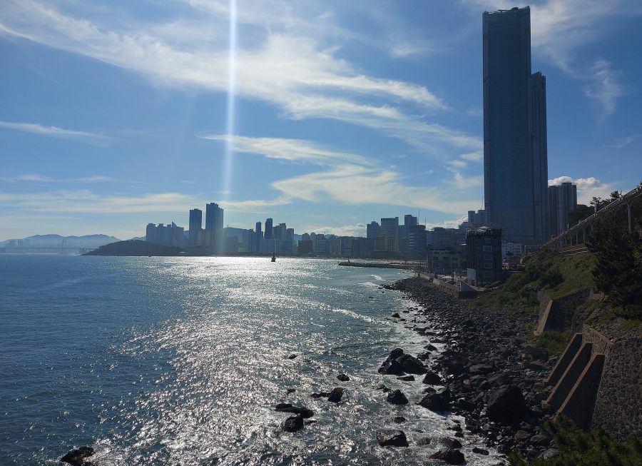 Плажата Хеунде и крајбрежниот хоризонт на Бусан со морето во преден план