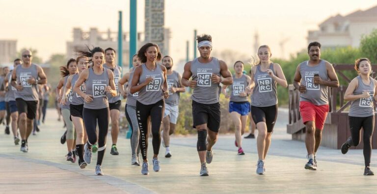 Група тркачи во сиви маици New Balance Run Club трчаат по урбано шеталиште. Илустративна фотографија, не потврден настан на HALFCUP.