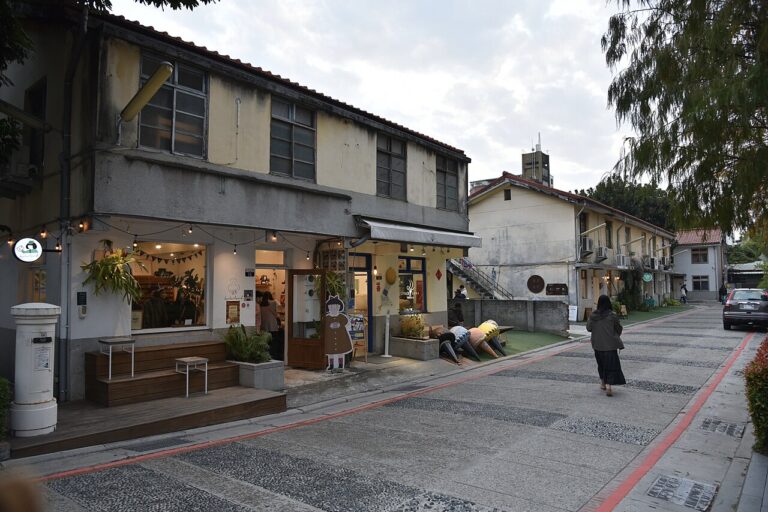 Мали продавници во поранешни станбени објекти покрај патека во Шен Џи Њу Вилиџ во Тајчунг.